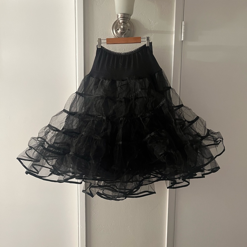 EUC - Black 28in Petticoat, Best Fit size L/XL